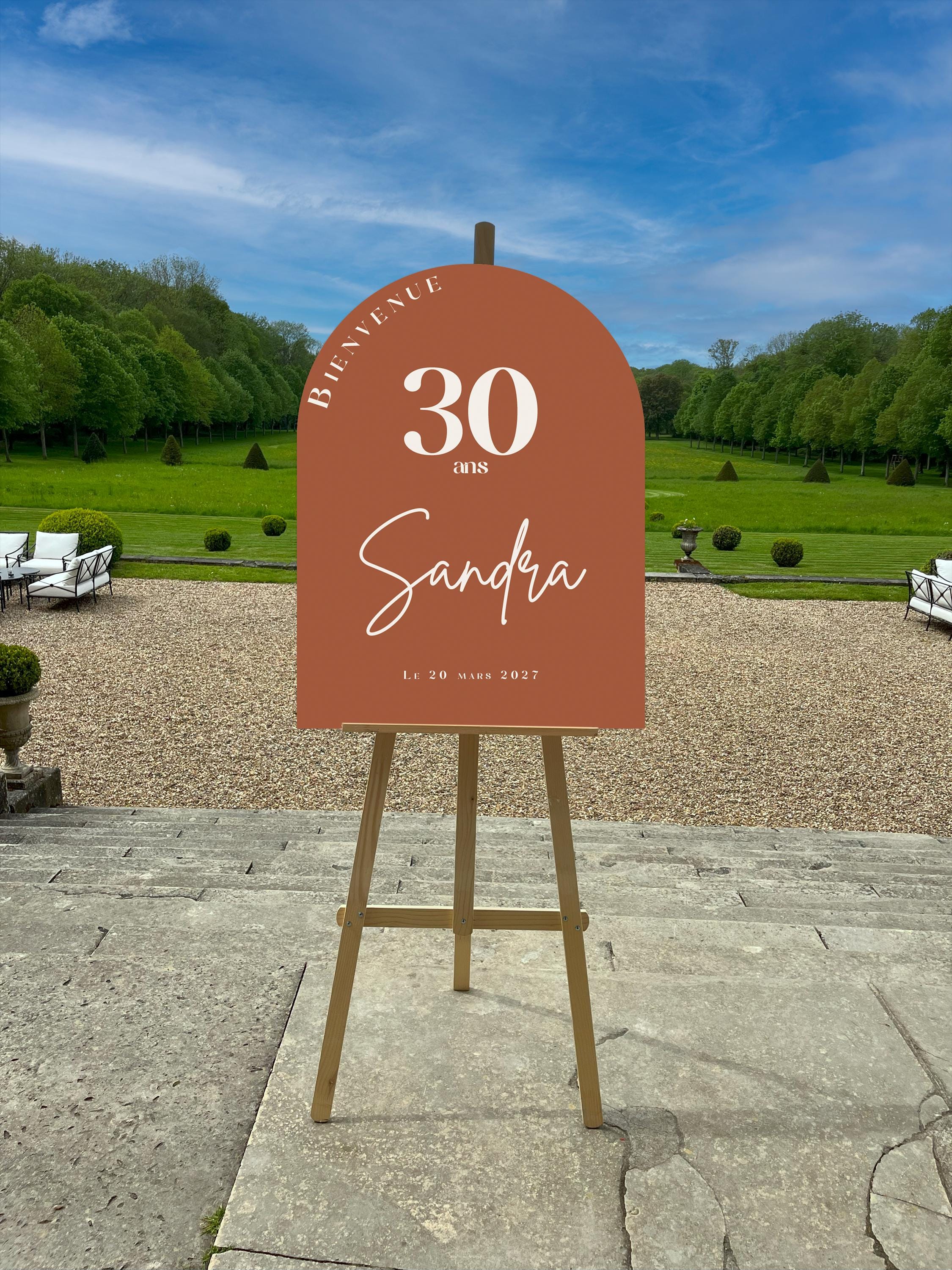 Panneau de bienvenue d'anniversaire coloris terracotta avec âge, formes douces et couleurs festives – personnalisé avec prénom et date.