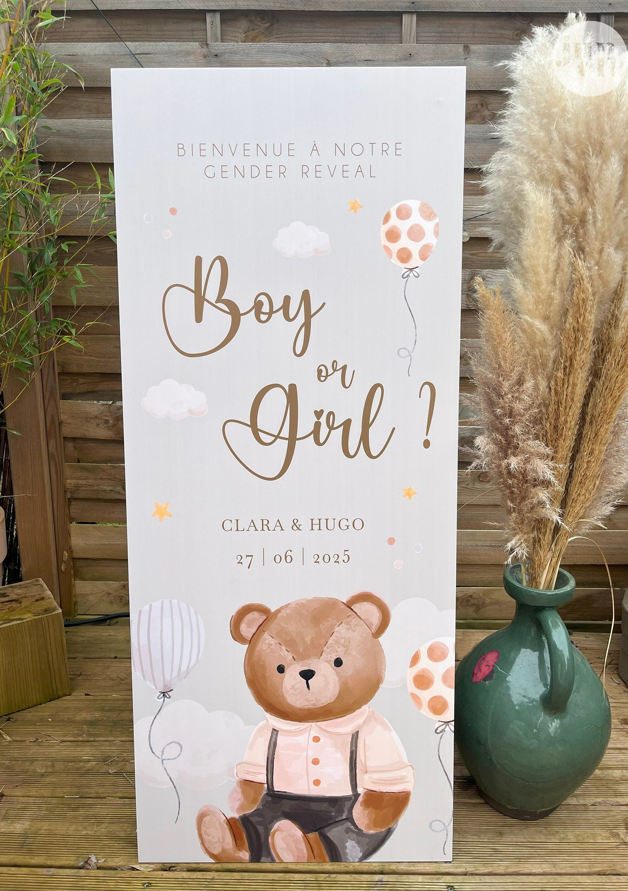 Panneau de bienvenue gender reveal taille XL en forex, personnalisé avec un motif ours beige, parfait pour une déco douce et chaleureuse.
