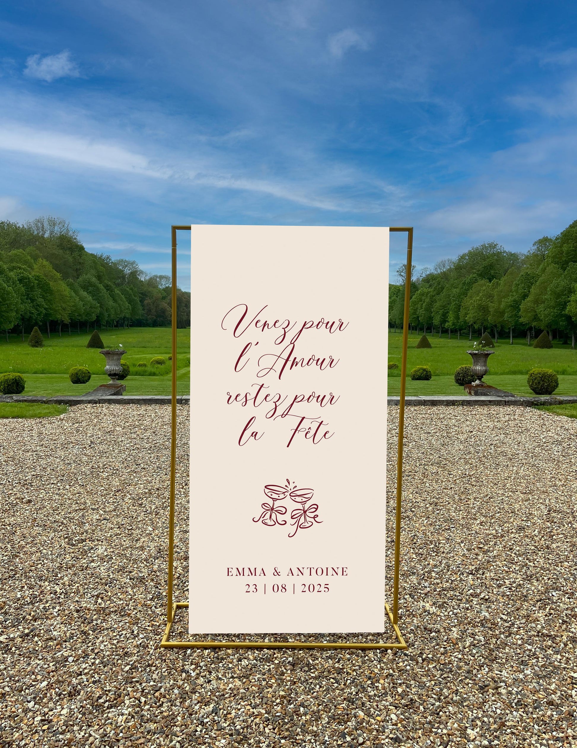 Panneau de bienvenue en tissu effet lin, texte bordeaux, illustration verres et citation