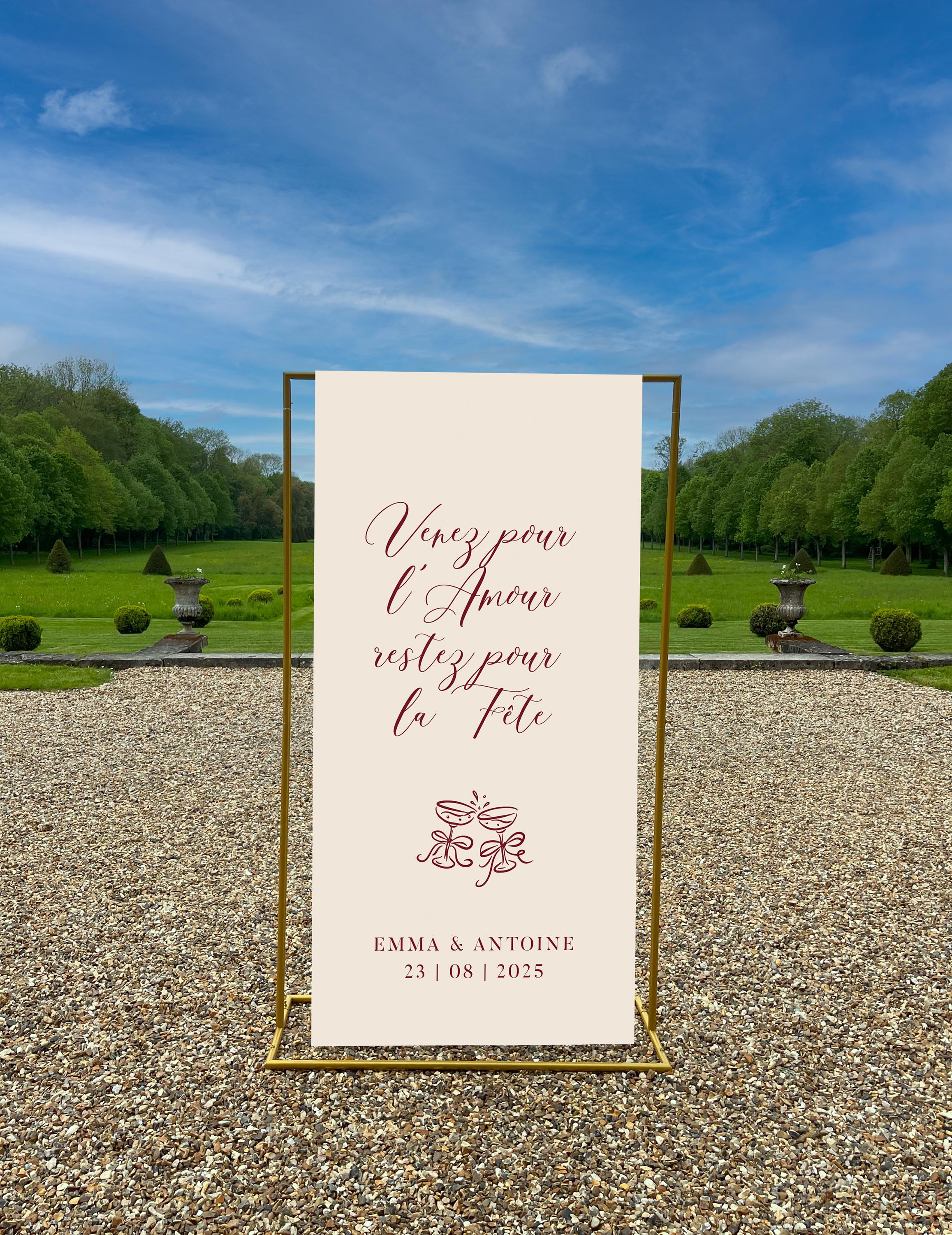 Panneau de bienvenue en tissu effet lin, texte bordeaux, illustration verres et citation