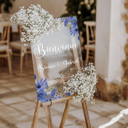Panneau de bienvenue en plexiglass transparent, décor fleurs bleues, écriture calligraphique, design 1