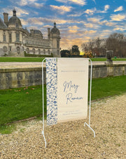 Panneau de bienvenue mariage en toile beige avec motifs floraux bleus – Collection Bloom