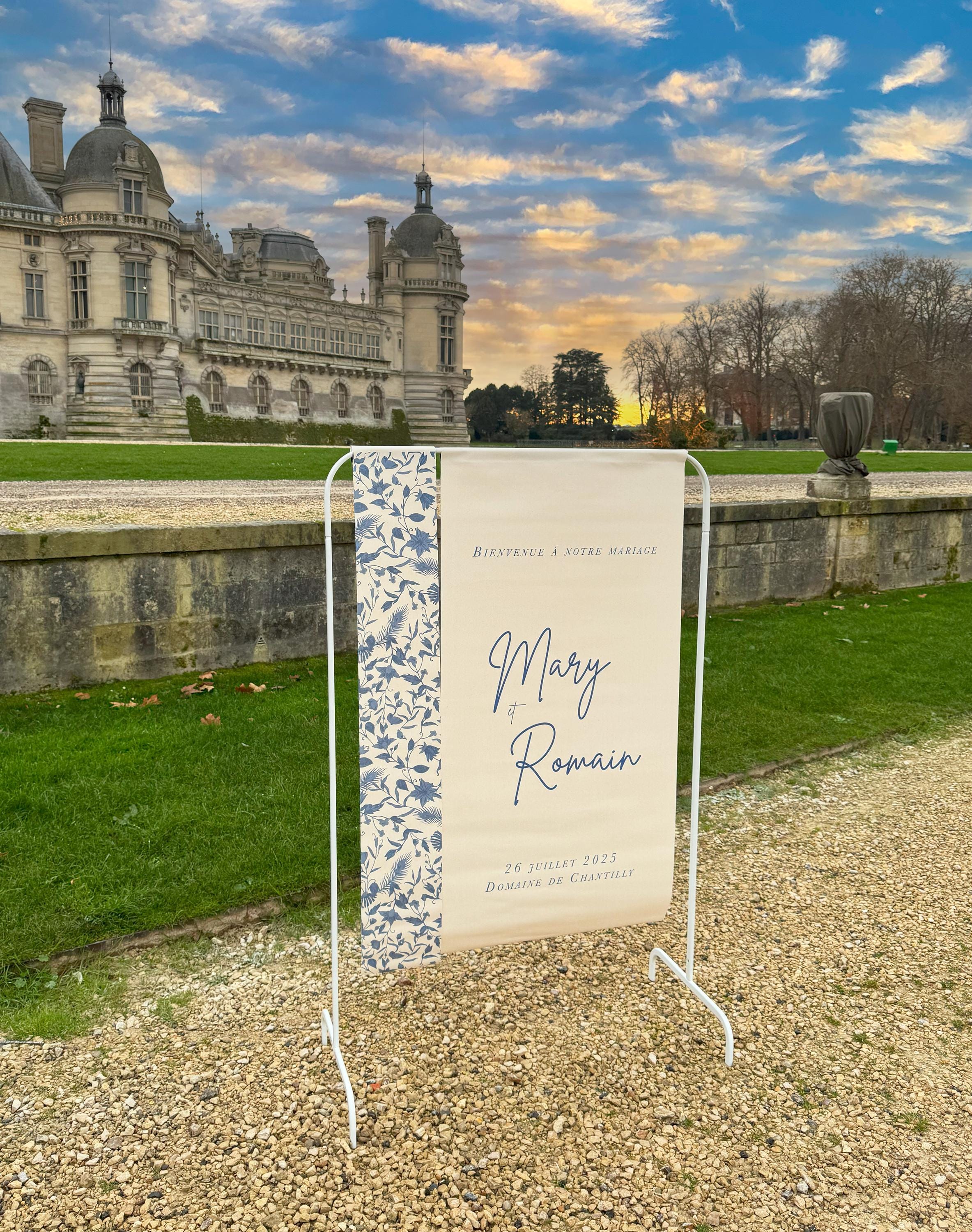 Panneau de bienvenue mariage en toile beige avec motifs floraux bleus – Collection Bloom