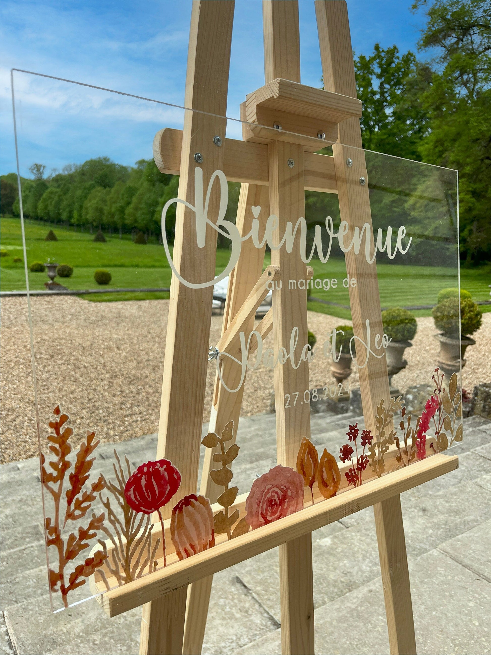 Panneau de bienvenue en plexiglass transparent, fleurs pampa bohème roses et orange, écriture en style calligraphie, Collection Bloom, vu de côté