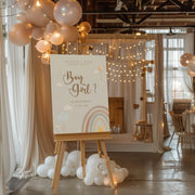 Panneau Gender Reveal personnalisé en forex beige avec inscription "Boy or Girl" et illustration arc-en-ciel, parfait pour baby shower.