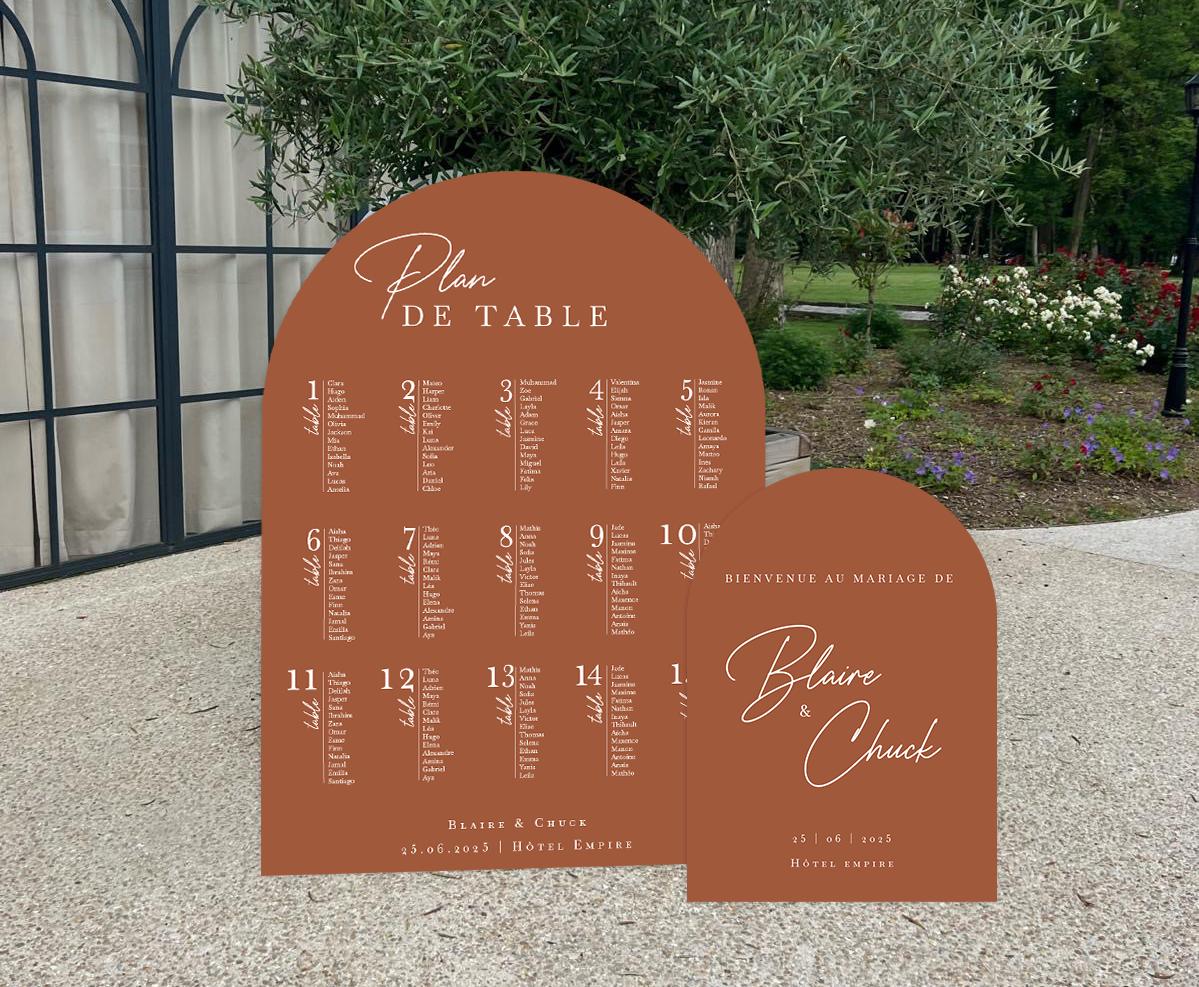 Ensemble plan de table et panneau mariage en forme d’arche, personnalisés et imprimés sur forex mat, coloris terracotta.