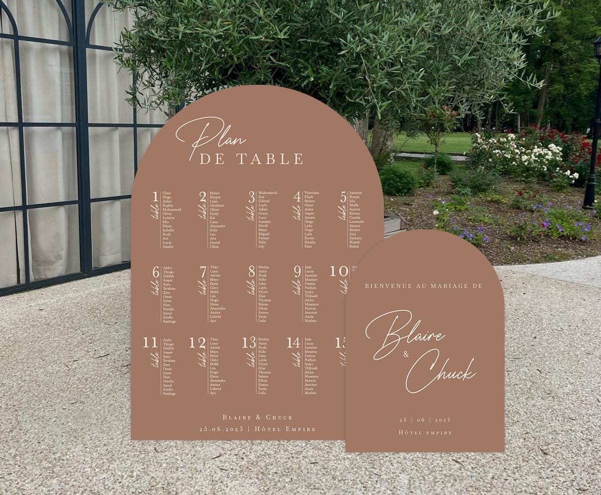 Ensemble plan de table et panneau mariage en forme d’arche, personnalisés et imprimés sur forex mat, coloris mocha.