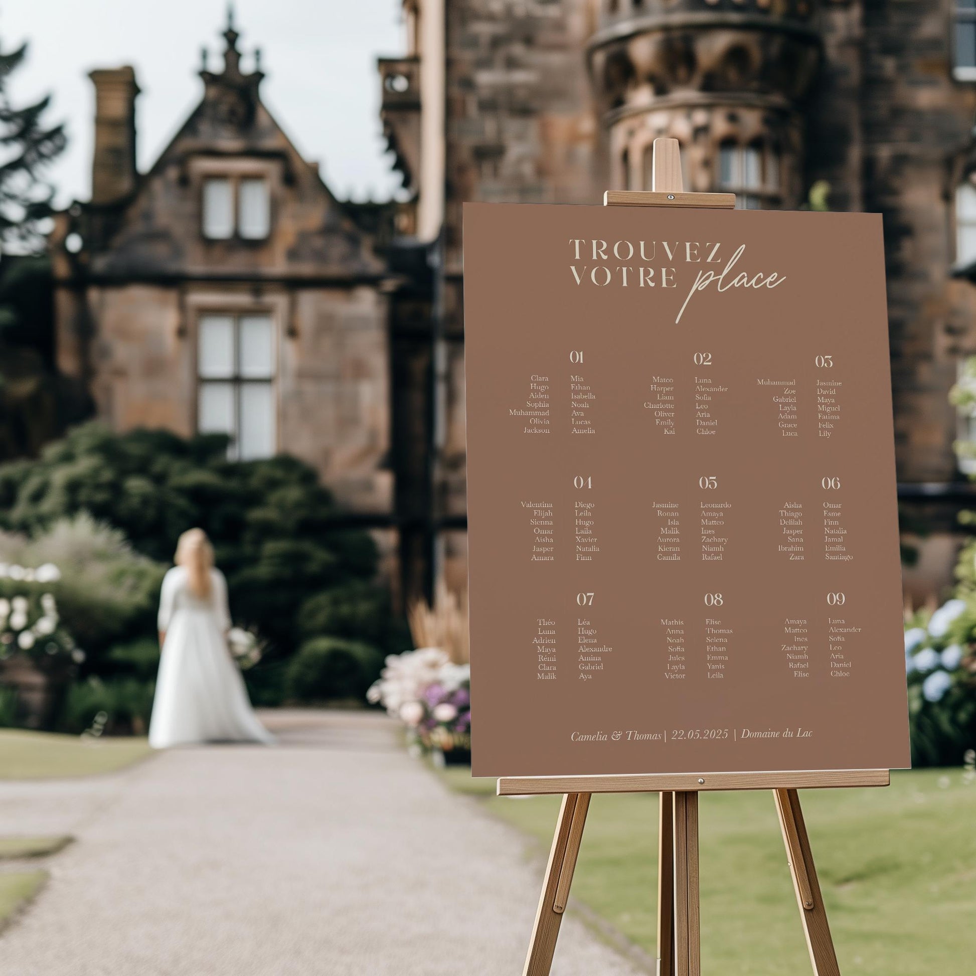 Plan de table mariage en forex coloris mocha, modèle "Trouvez votre place", raffiné et chaleureux pour orienter vos invités.