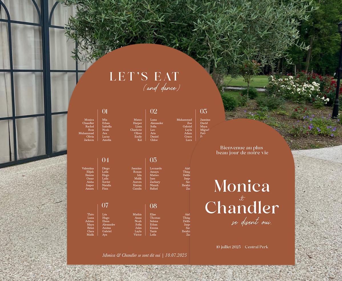 Duo plan de table et panneau de bienvenue en forme d'arche, titre let's eat (and dance) sur le plan de table et Bienvenue au plus beau jour de notre vie sur le plan de table, coloris terracotta et blanc.