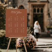 Plan de table mariage en forex terracotta, modèle "Trouvez votre place", au design chaleureux et moderne pour orienter vos invités.