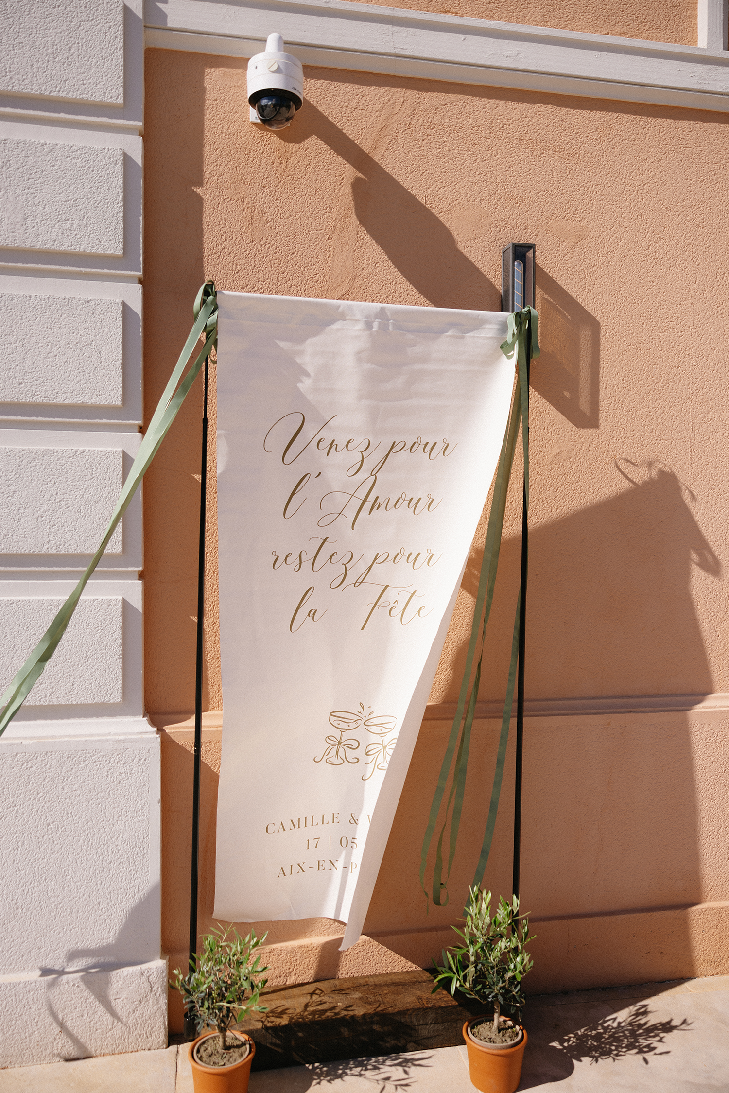 Panneau de bienvenue mariage en lin – Venez pour l’amour, restez pour la fête