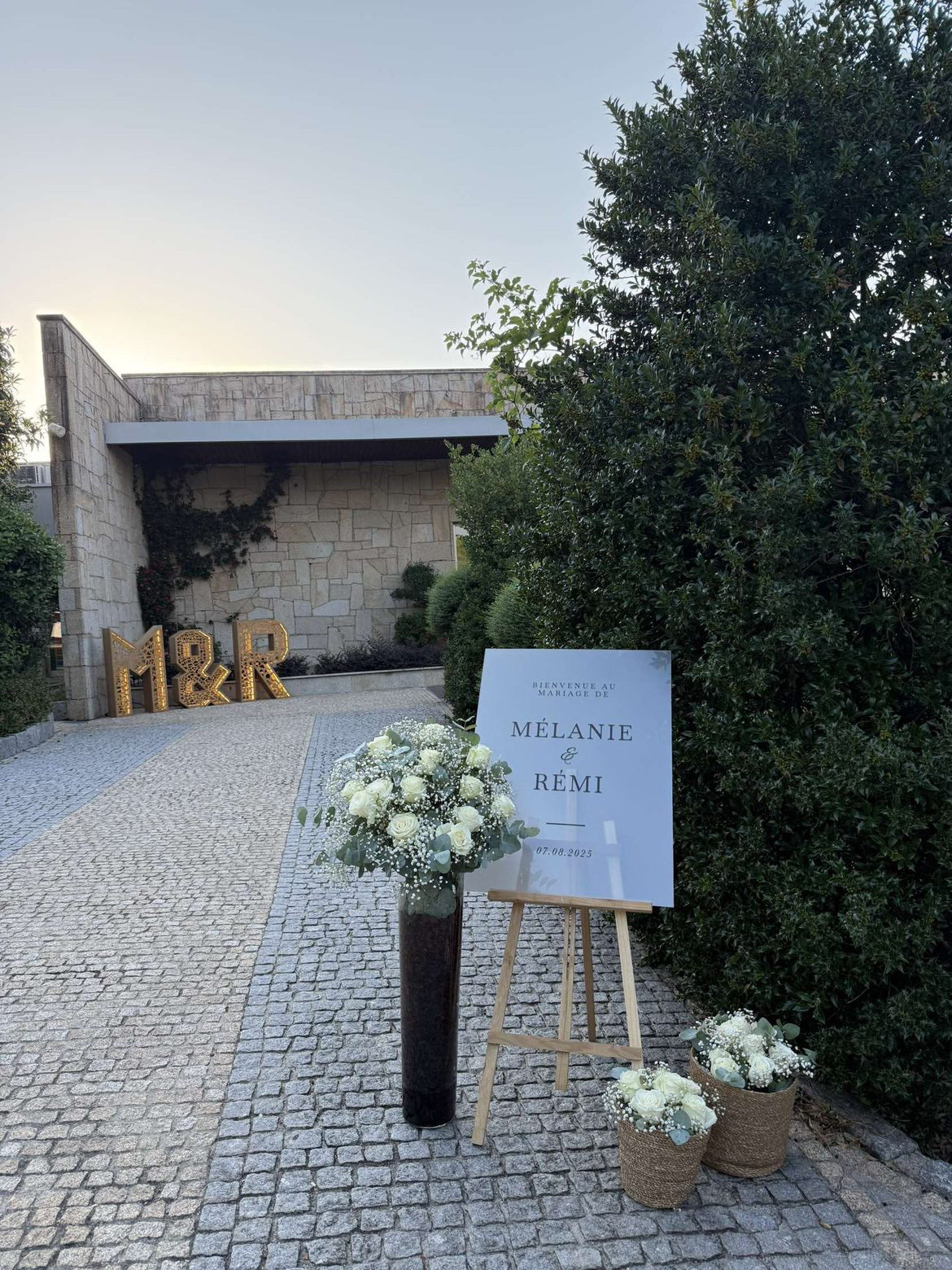  Panneau de bienvenue de mariage en plexiglass givré, au design minimaliste et personnalisé. 