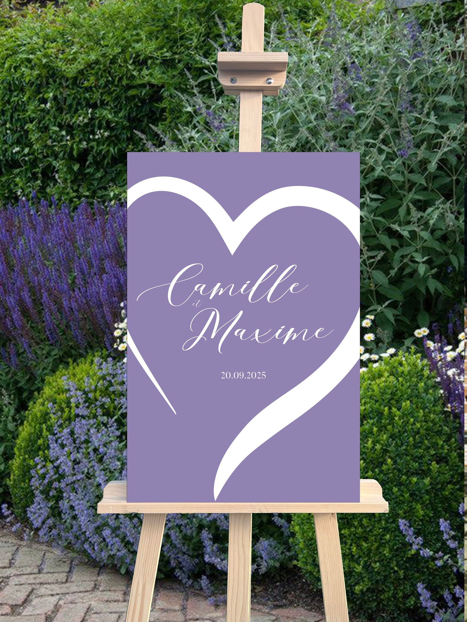 Panneau de bienvenue mariage en forex lila, personnalisé avec prénoms, lieu et date, décoré d’un cœur pour une touche romantique et élégante.