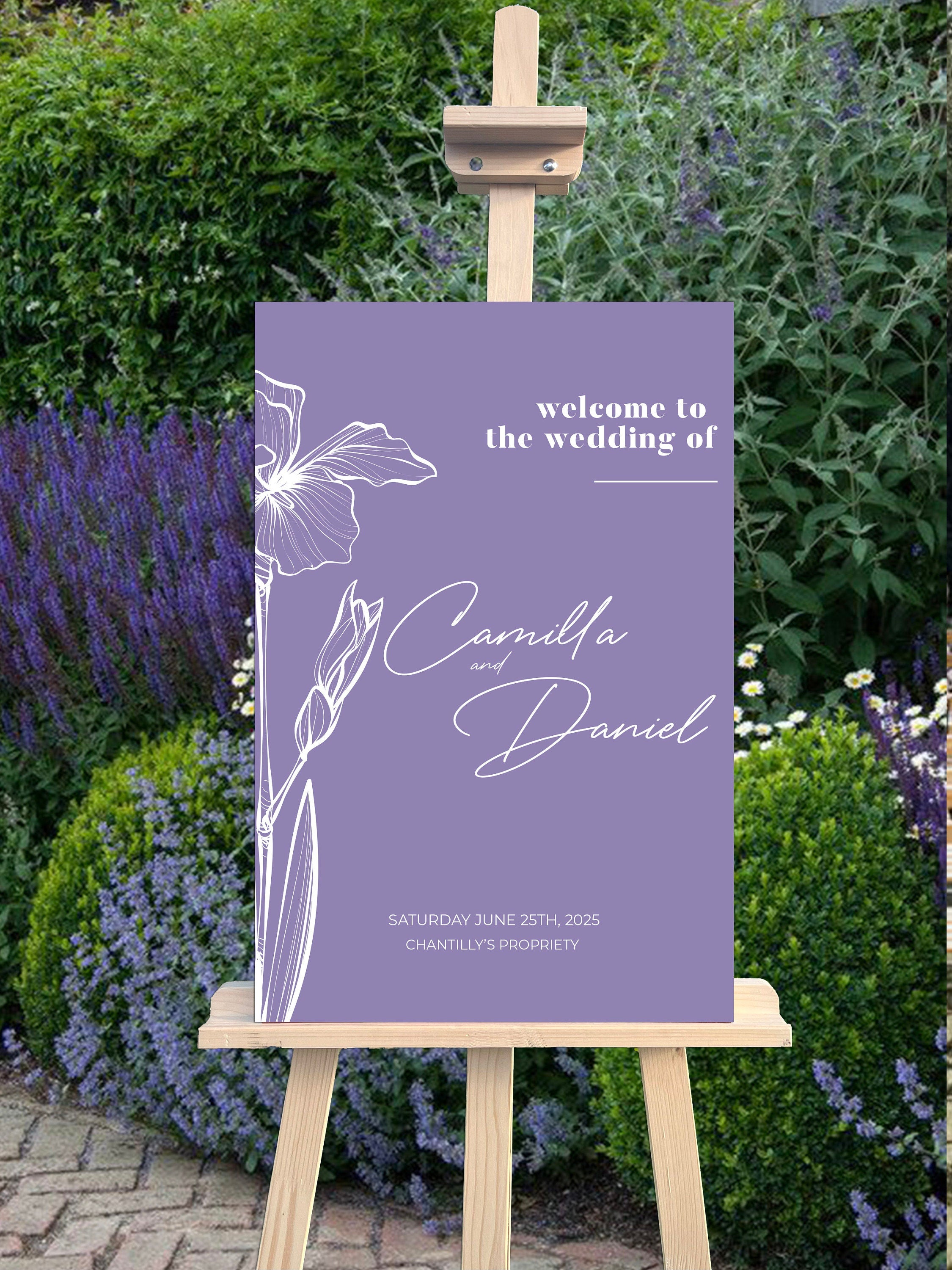 Panneau de bienvenue mariage en forex lila, personnalisé avec prénoms, lieu et date, décoré d’une fleur pour un style romantique et élégant.