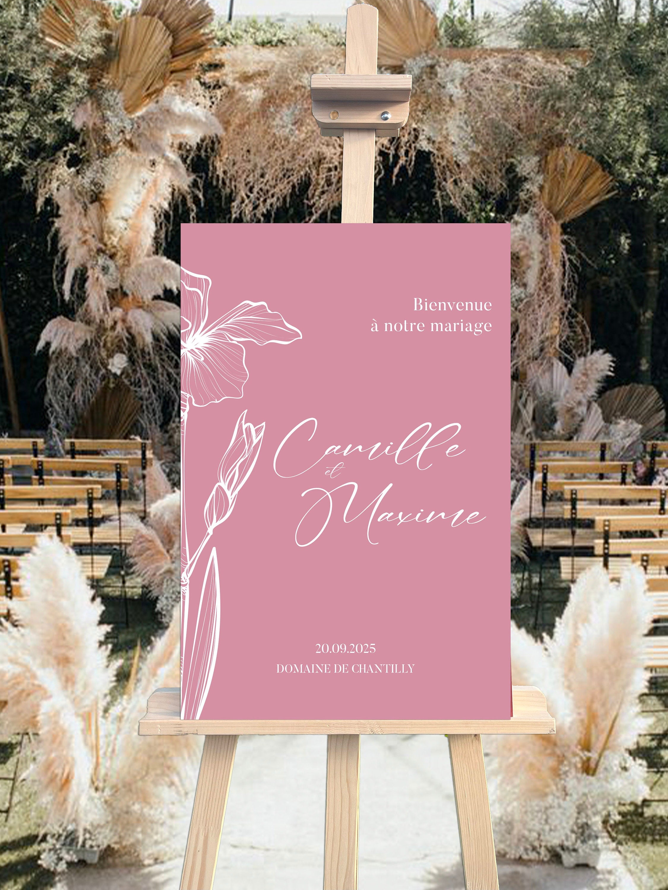 Panneau de bienvenue mariage en forex rose poudré, personnalisé avec prénoms, lieu et date, orné de fleurs stylisées pour une touche romantique et raffinée.
