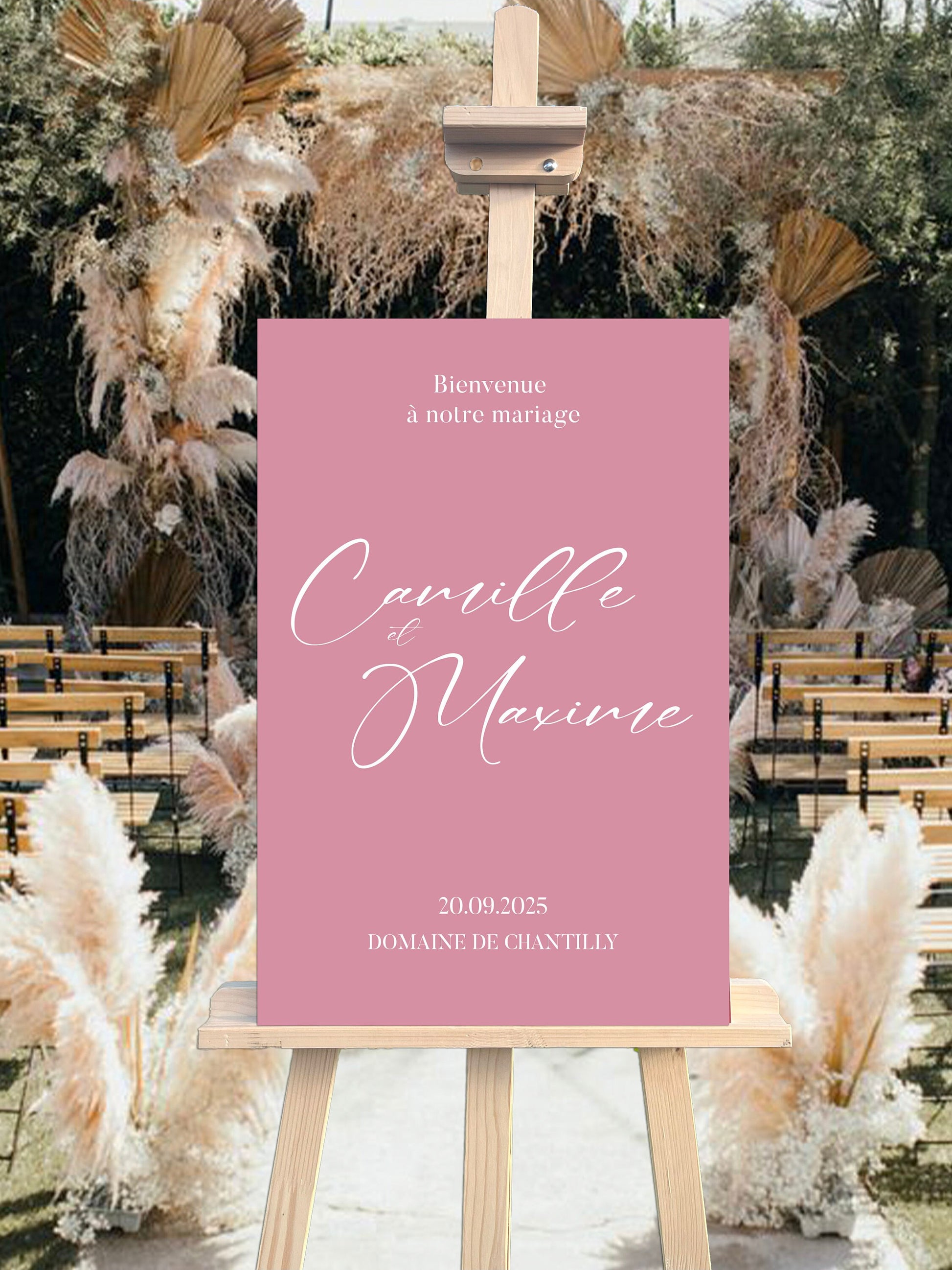 Panneau de bienvenue mariage en forex rose poudré, personnalisable avec prénoms, lieu et date, au style élégant et romantique.