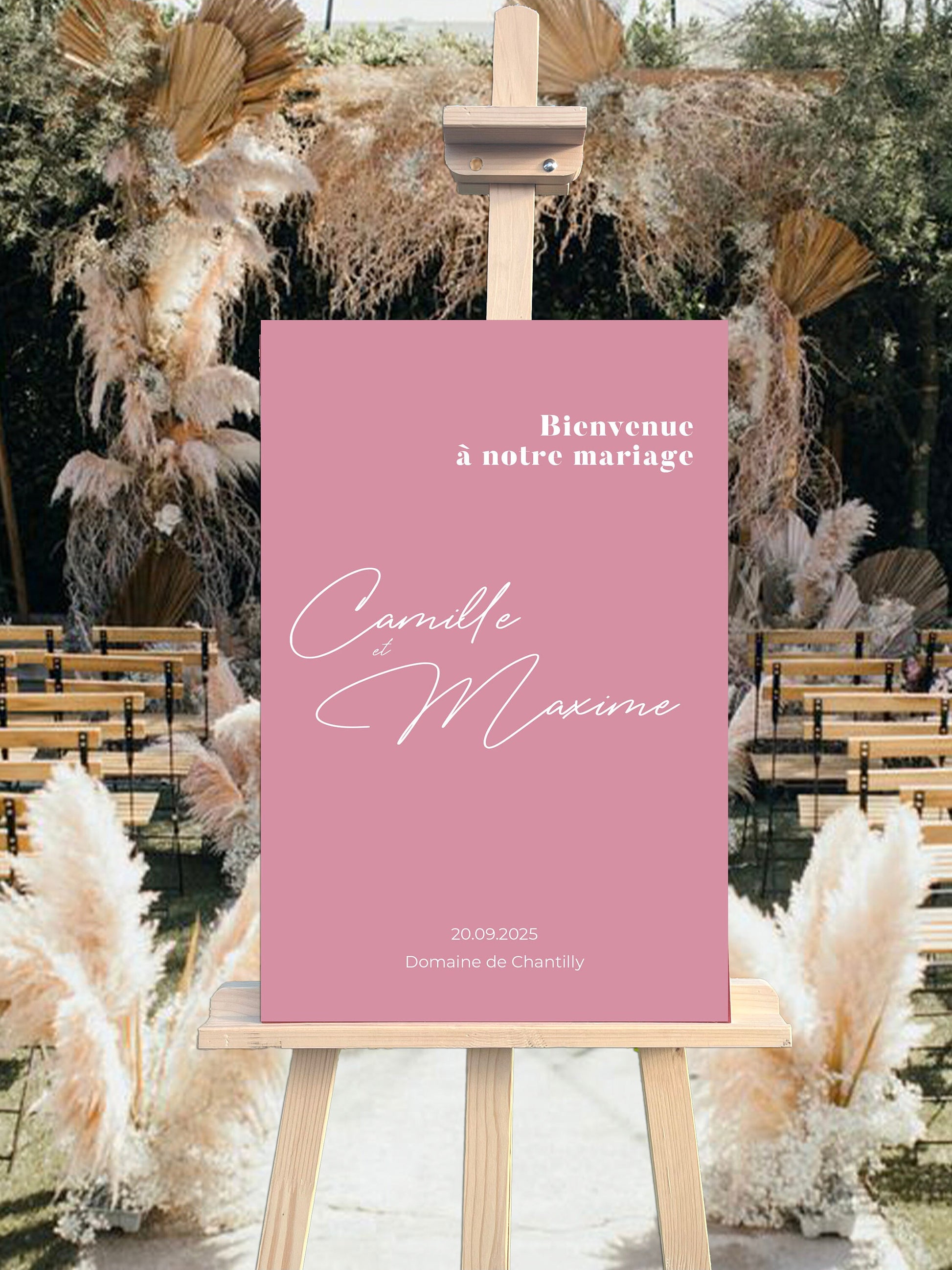 Panneau de bienvenue mariage en forex rose poudré, personnalisé avec prénoms, lieu et date, au style élégant et romantique.