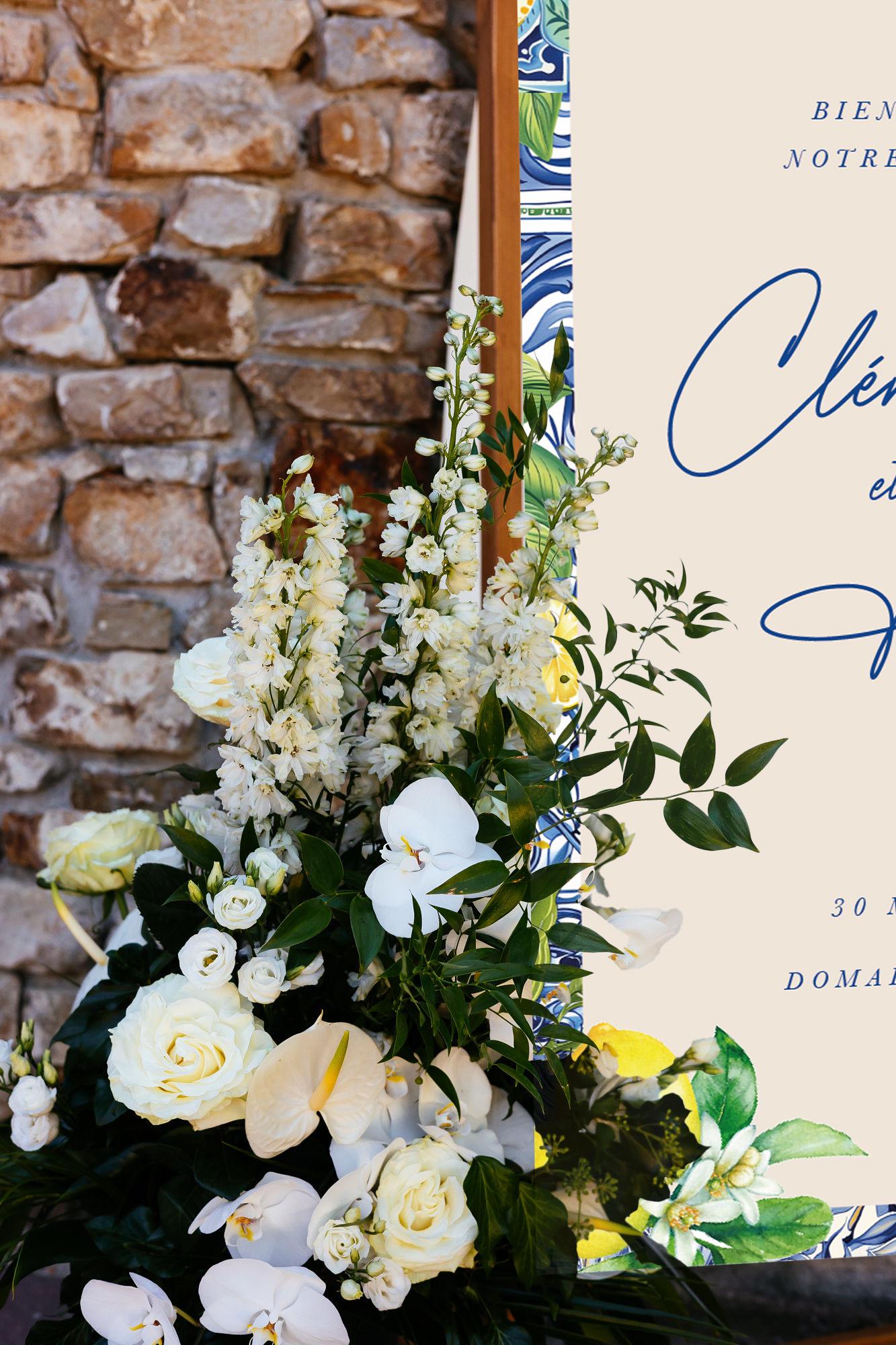 Panneau de bienvenue mariage en lin, personnalisé avec prénoms, lieu et date, décoré de citrons et de détails raffinés esprit Dolce Vita pour une ambiance méditerranéenne et estivale.