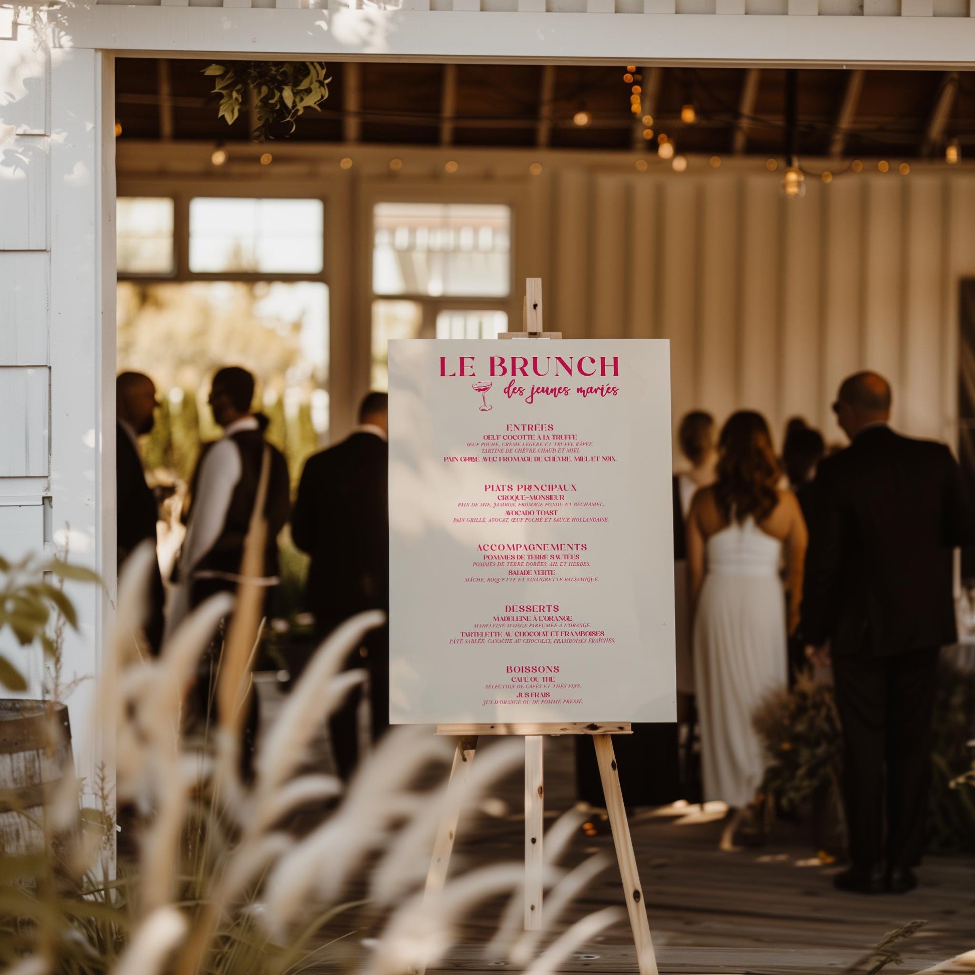 Menu de mariage "Brunch des jeunes mariés" – Panneau festif personnalisé, coloris beige et texte rose.