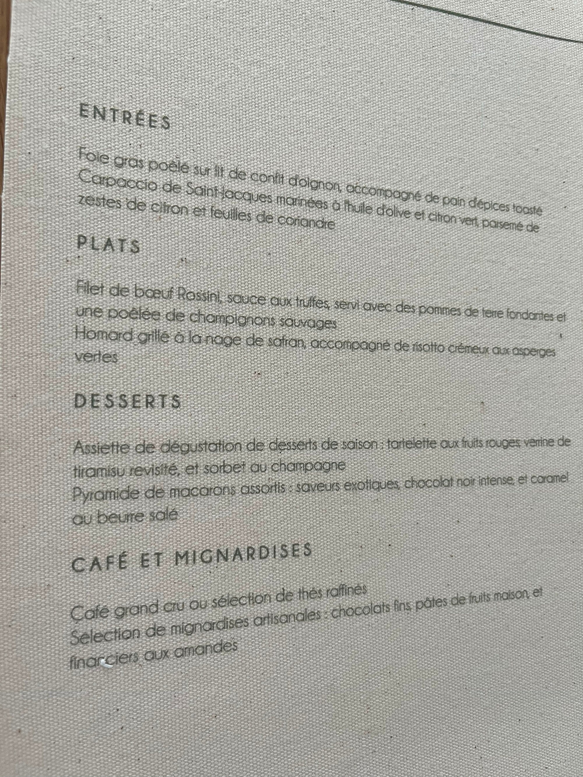 Menus de mariage en toile de lin format 10x22 cm déclinés en plusieurs coloris de texte personnalisables.