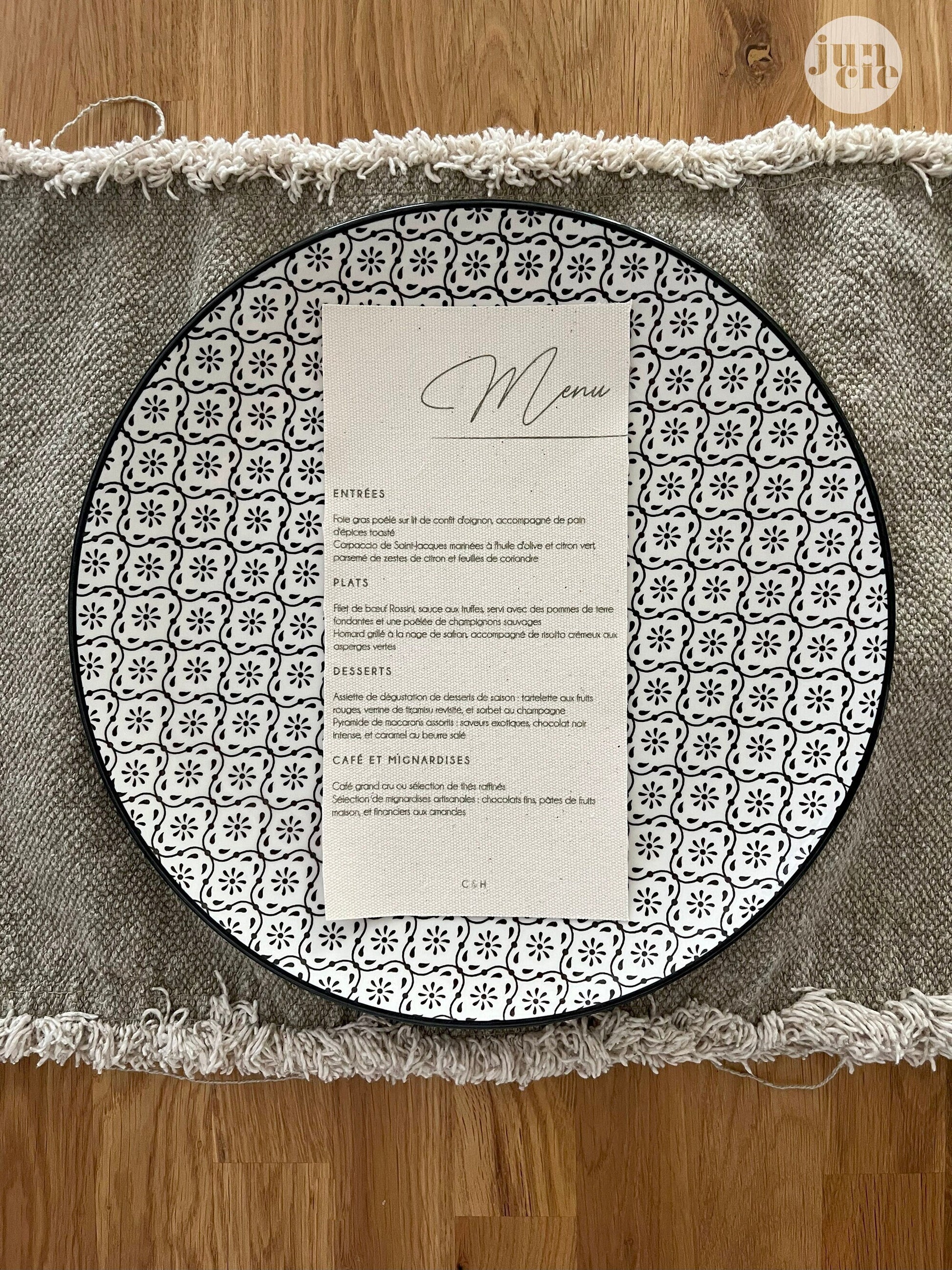 Menu de mariage en toile de lin format 10x22 cm, présenté dans une assiette, au style élégant et naturel.