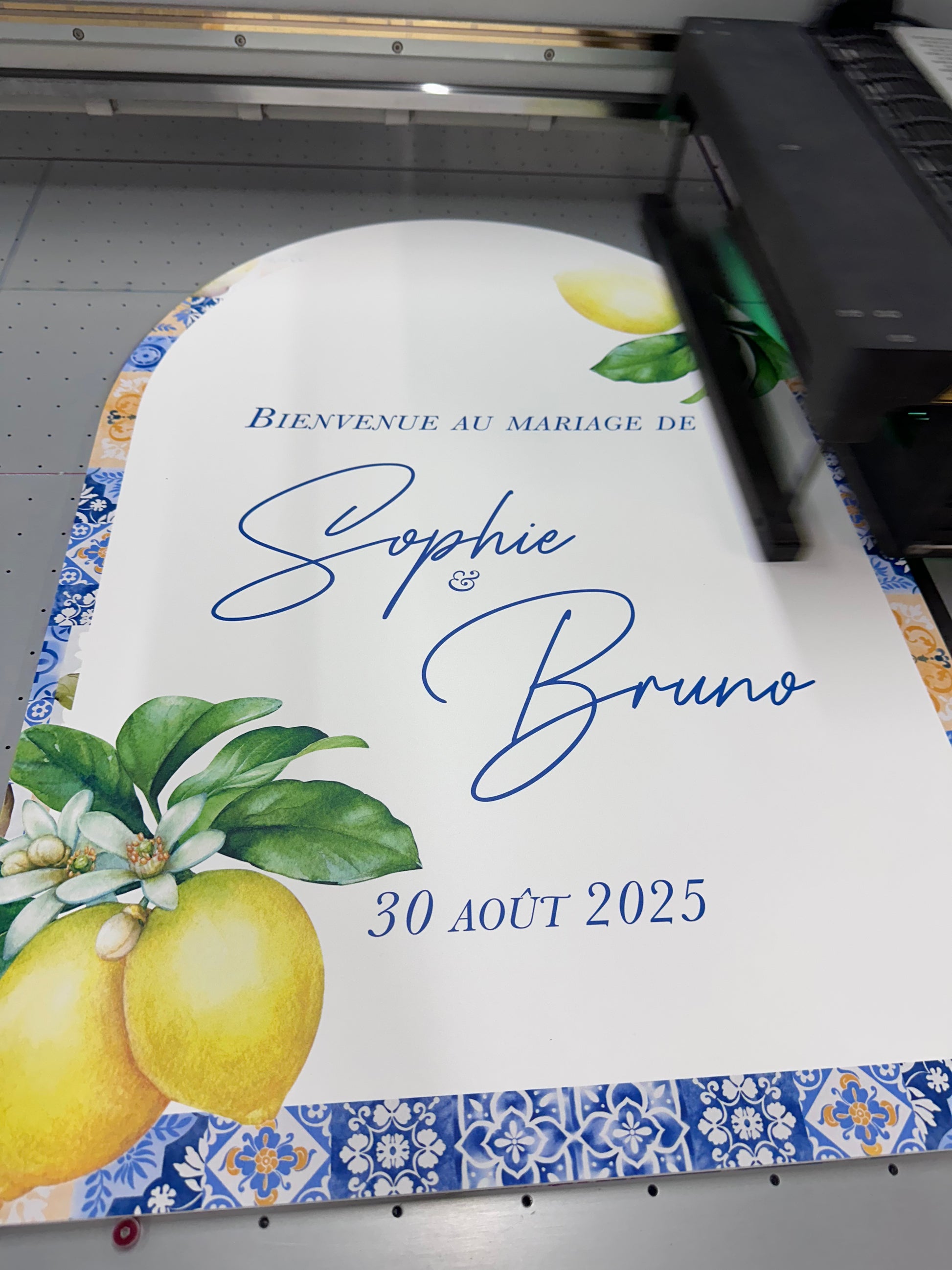 Panneau de bienvenue mariage en forme d’arche, motifs citron, en cours d’impression sur forex rigide dans l’atelier.