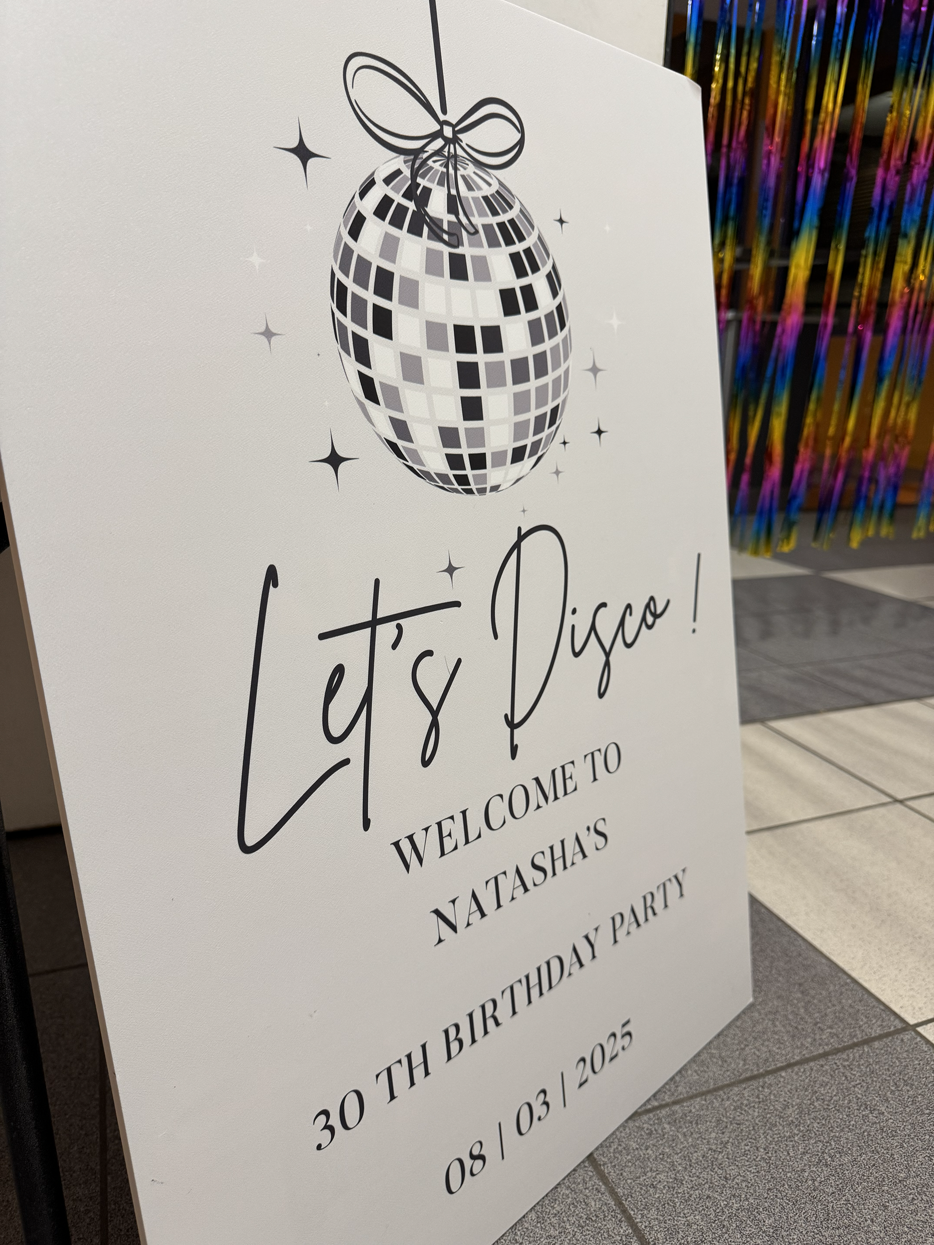 Panneau d’anniversaire argenté thème disco, personnalisé avec prénom et âge, imprimé sur PVC mat.