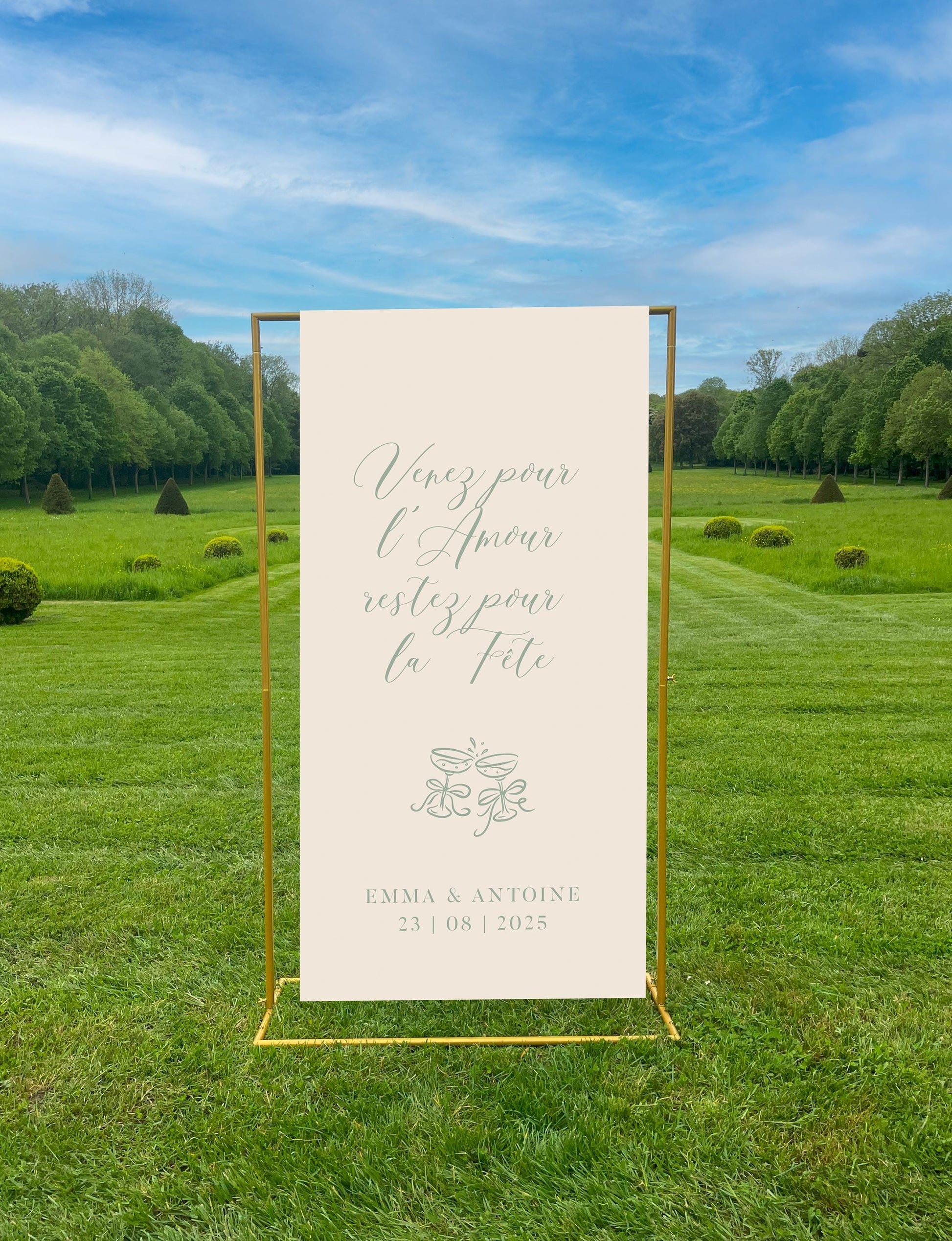 Panneau mariage en toile beige clair avec fond sauge et dessin festif