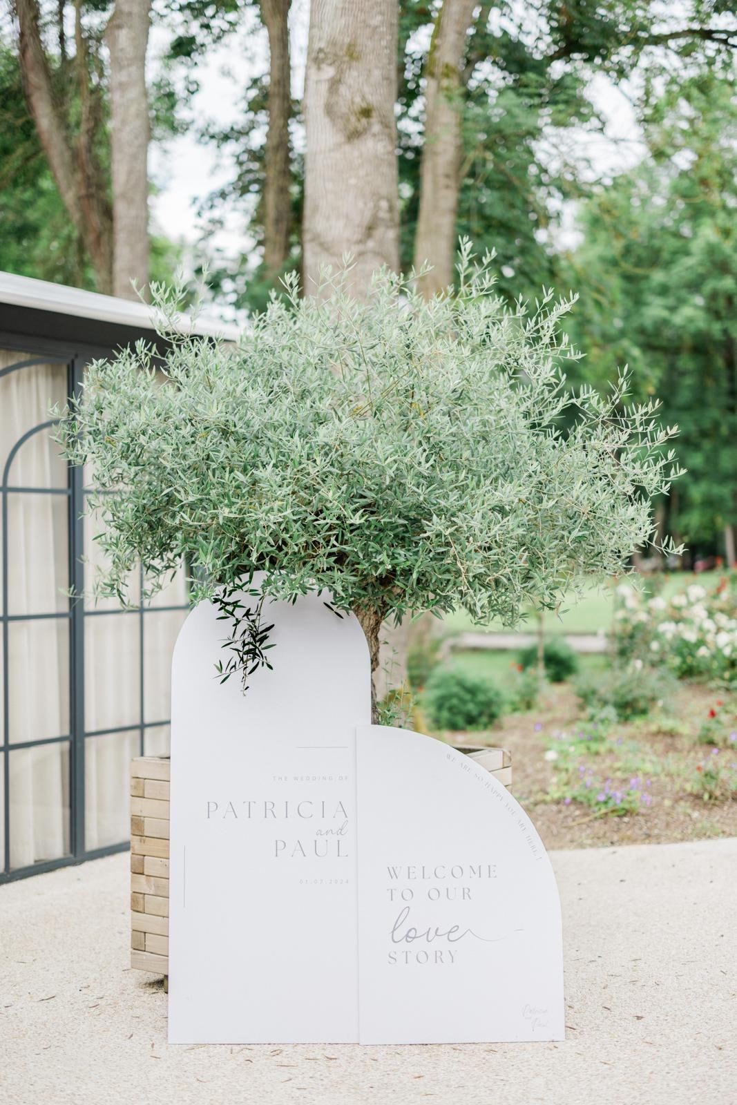 Panneau de bienvenue de mariage en arche double, fond blanc et texte gris

