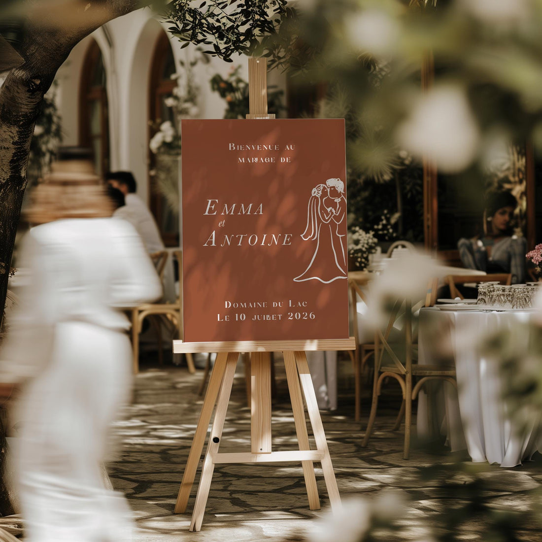 Panneau de bienvenue mariage terracotta avec illustration d’un couple de mariés