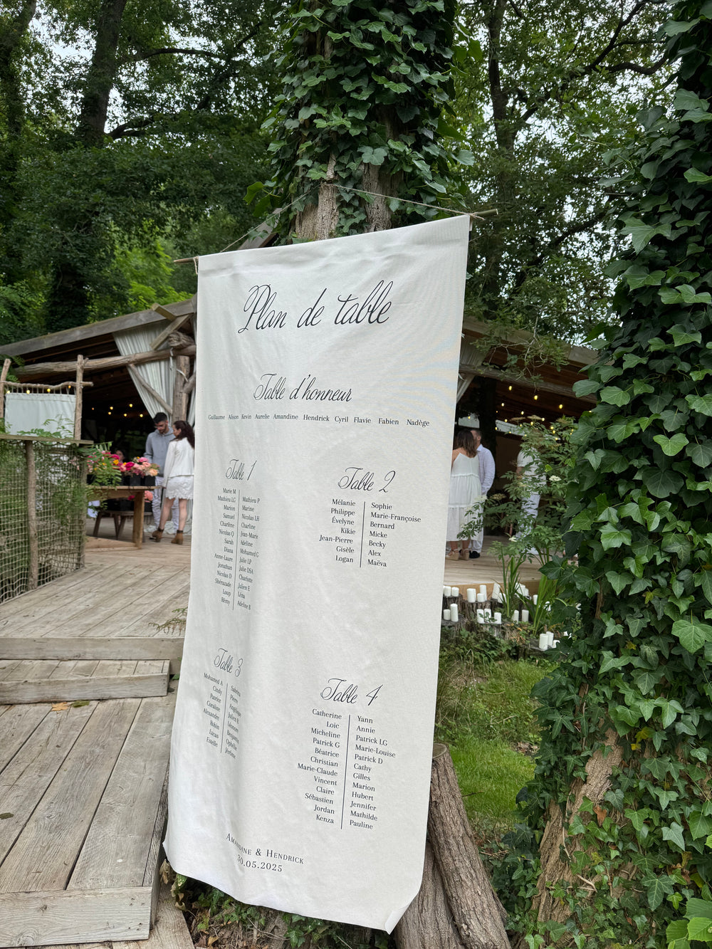 Plan de table de mariage en tissu lin personnalisé, présenté dans un décor végétal naturel et élégant