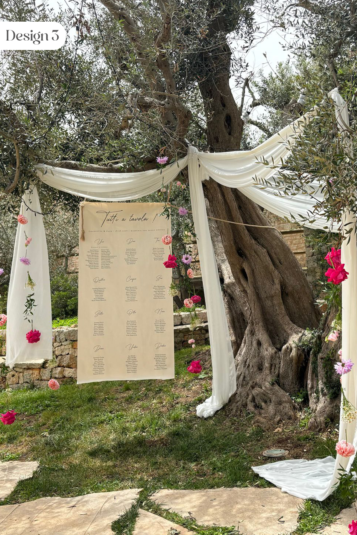 grand plan de table mariage en toile lin 12 tables, format vertical avec œillets dorés, accroché dans les arbres, design 2