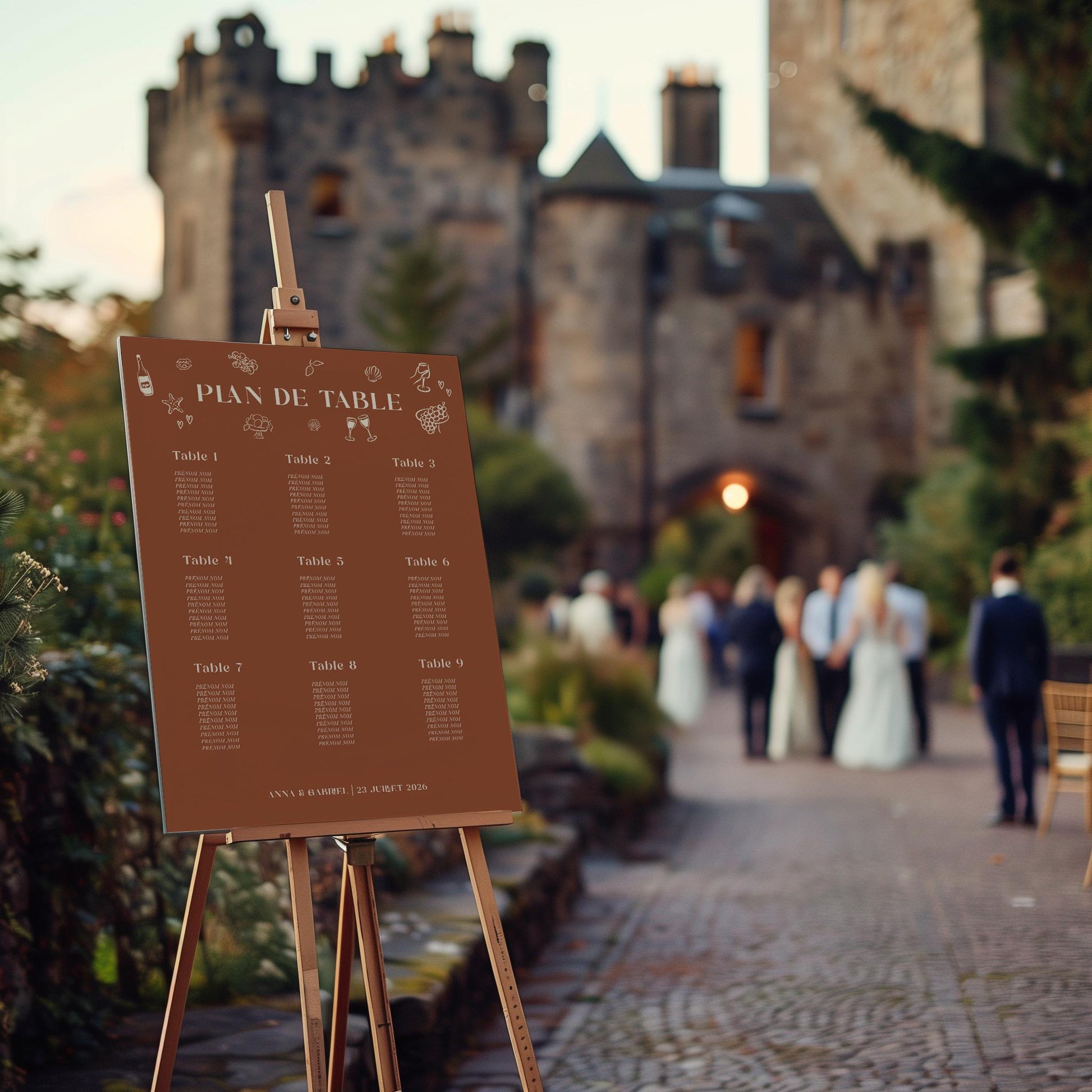 Plan de table mariage en forex terracotta, personnalisé avec prénoms et invités, décoré de dessins réalisés à la main pour une ambiance chaleureuse et authentique.