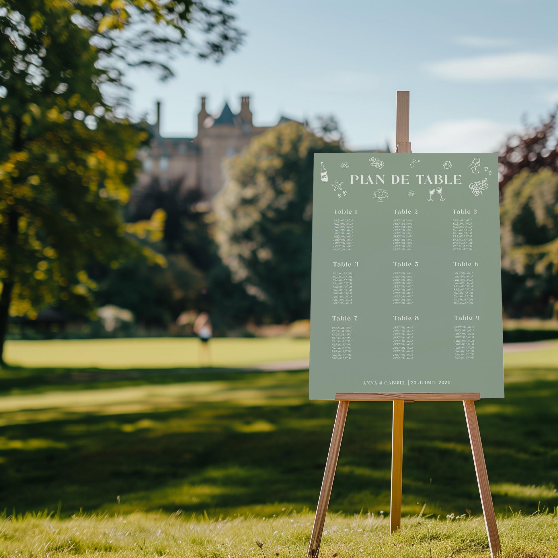 Plan de table mariage en forex vert sauge, personnalisé avec prénoms et invités, décoré de dessins réalisés à la main pour un style authentique et élégant.