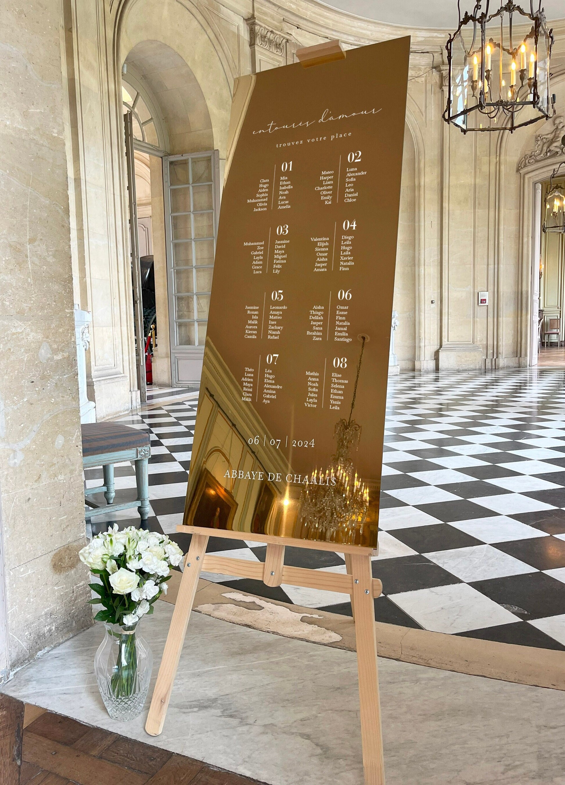 Plan de table en miroir doré personnalisé, format 50x120 cm, avec le titre "Entourés d'amour", il correspond au design 2.