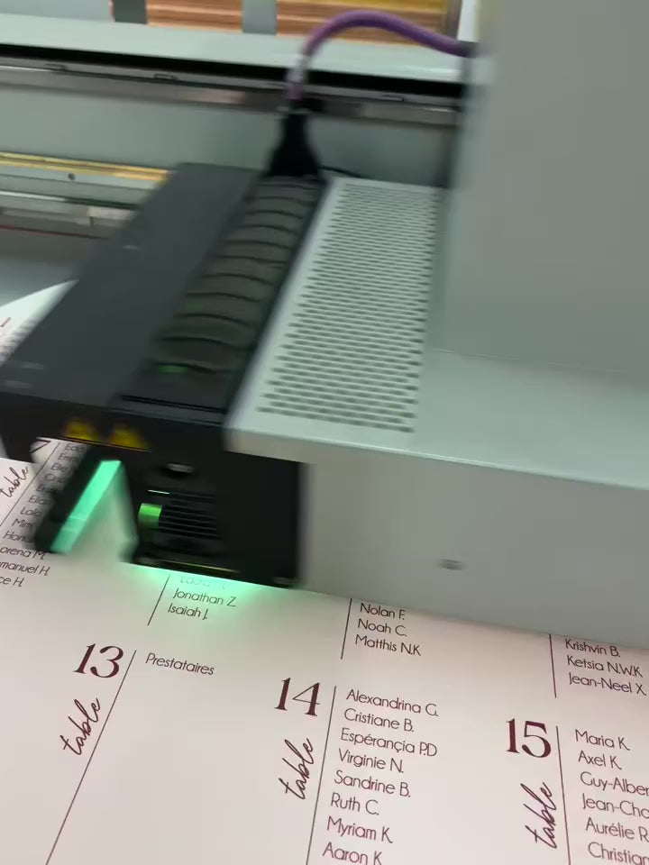 Charger la vidéo : Plan de table mariage arche en forex – Design coloré &amp; élégant