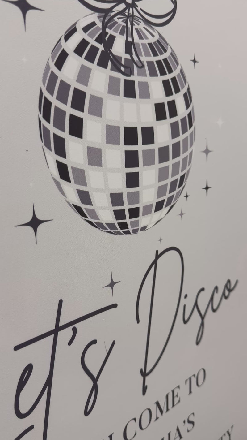 Vidéo du panneau d’anniversaire argenté thème disco, en présentation, avec détails du texte personnalisé imprimé sur PVC mat.