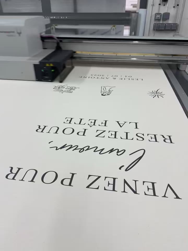 Charger la vidéo : Panneau de bienvenue mariage en lin – Venez pour l’amour, restez pour la fête